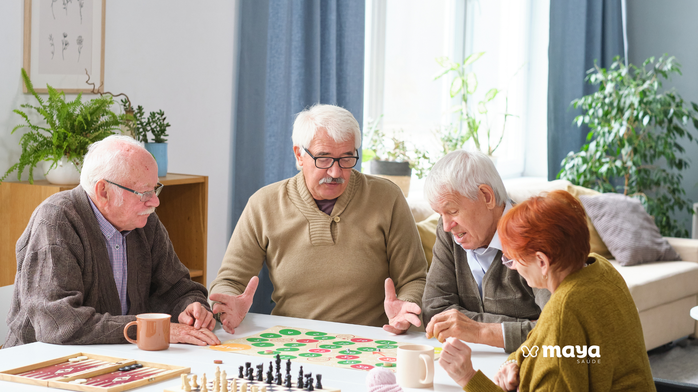 Quatro idosos reunidos à mesa jogando jogos de tabuleiro e conversando animados em uma sala aconchegante, ilustrando os hobbies na terceira idade.